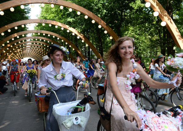 'Mujeres en Bici' invaden Moscú - Sputnik Mundo