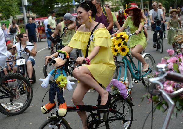 'Mujeres en Bici' invaden Moscú - Sputnik Mundo