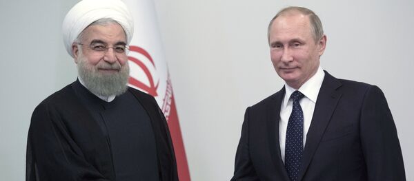 Presidente iraní, Hasán Rohani, y presidente de Rusia, Vladímir Putin, tras la reunión en Bakú - Sputnik Mundo