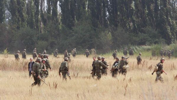 Georgian soldiers walk in the outskirts of the northern Georgian town of Gori, on Saturday, Aug. 9, 2008 - Sputnik Mundo