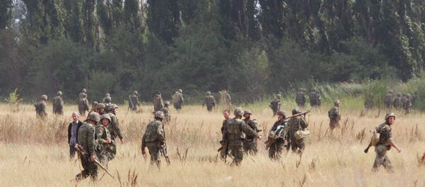 Georgian soldiers walk in the outskirts of the northern Georgian town of Gori, on Saturday, Aug. 9, 2008 - Sputnik Mundo