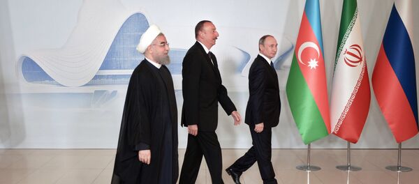 Los presidentes Hasán Rohani, Ilham Aliyev y Vladímir Putin en la primera cumbre tripartita celebrada en Bakú Los presidentes Hasán Rohani, Ilham Aliyev y Vladímir Putin en la primera cumbre tripartita celebrada en Bakú - Sputnik Mundo