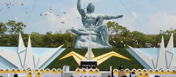 Doves fly over the Peace Statue during a memorial ceremony to mark the 70th anniversary of the atomic bombing of Nagasaki on August 9, 2015 Doves fly over the Peace Statue during a memorial ceremony to mark the 70th anniversary of the atomic bombing of Nagasaki on August 9, 2015 - Sputnik Mundo