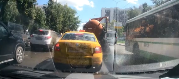 Un camión cisterna se averió e inundó con aguas fecales la carretera y los vehículos cercanos. - Sputnik Mundo