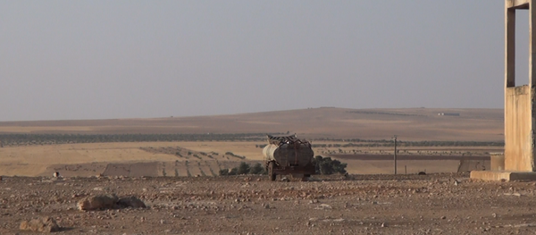 El Ejército sirio bombardea los camiones en los que Daesh transporta petróleo - Sputnik Mundo