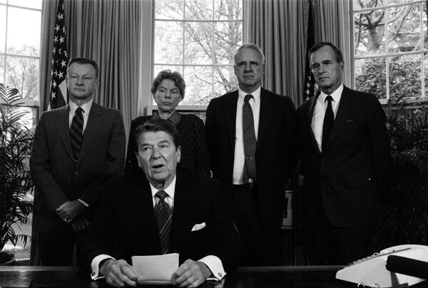 El presidente Ronald Reagan en un encuentro en la Casa Blanca con los líderes conservadores de la defensa (archivo) - Sputnik Mundo