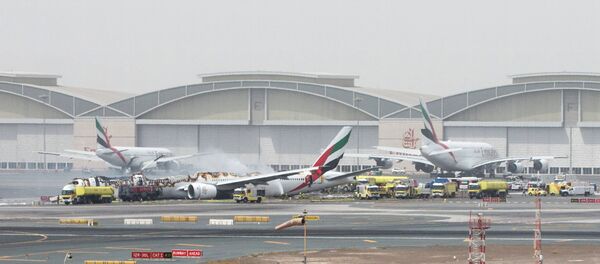 Un avión de la aerolínea Emirates se ha visto obligado a realizar un aterrizaje forzoso en Dubái - Sputnik Mundo