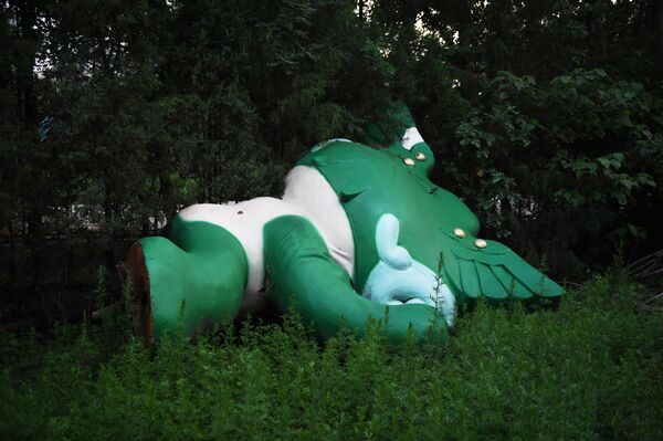 La figura caída de Nini, una de las mascotas de los JJOO de verano 2008, en un parque cerca del centro comercial que quedó sin terminar en Pekín.   - Sputnik Mundo