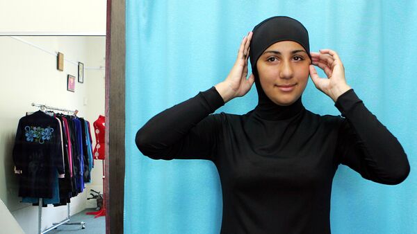 Una mujer en burkini - Sputnik Mundo