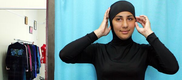 Una mujer en burkini - Sputnik Mundo