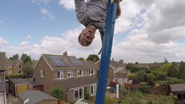 Un sueño hecho realidad: un hombre construye un columpio gigante - Sputnik Mundo