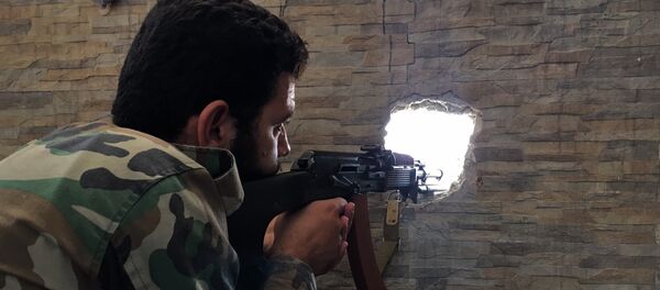 Un soldado del Ejérciro sirio en Alepo - Sputnik Mundo