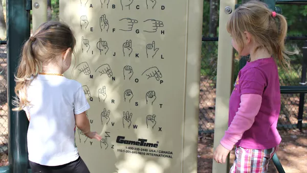 Las niñas investigando lengua de señas (archivo) - Sputnik Mundo