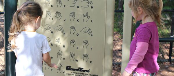 Las niñas investigando lengua de señas - Sputnik Mundo