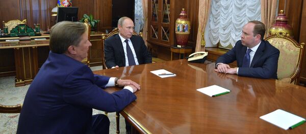 Serguéi Ivanov, Vladímir Putin y Antón Vaino - Sputnik Mundo