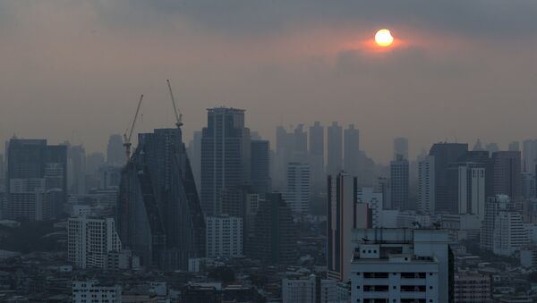 A partial solar eclipse is seen in Bangkok, Thailand, March 9, 2016. - Sputnik Mundo