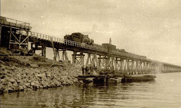 El primer tren atravesando el puente de Kerch, 1944 - Sputnik Mundo