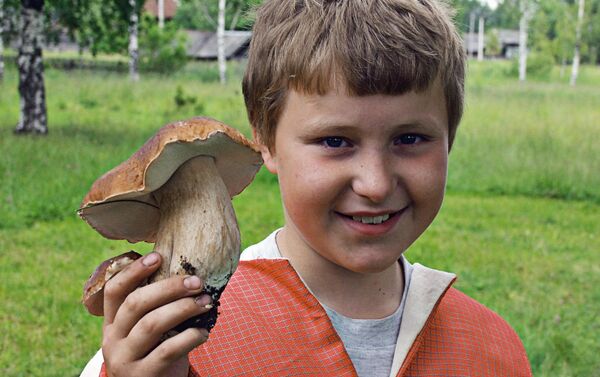 Niño ruso con un hongo - Sputnik Mundo