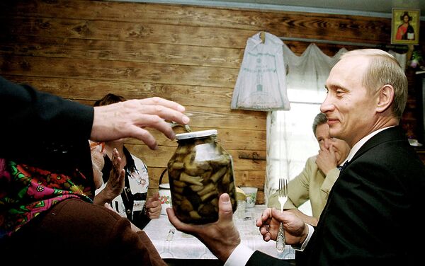 Vladímir Putin recibe hongos como regalo - Sputnik Mundo