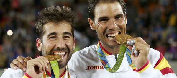 Rafael Nadal y Marc Lopez con sus medallas de oro - Sputnik Mundo