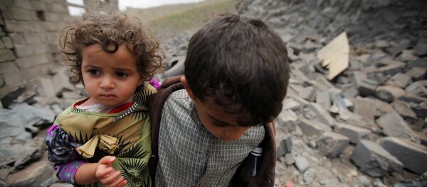 Los niños en una casa destruida, Yemen - Sputnik Mundo