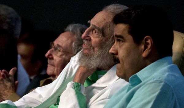 Fidel Castro, líder cubano, asiste a celebración de su 90º cumpleaños, junto con su hermano Raúl Castro, presidente de Cuba, y Nicolás Maduro, presidente de Venezuela - Sputnik Mundo