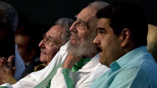 Fidel Castro, ex mandatario cubano, asiste a celebración de su 90º cumpleaños, junto con su hermano Raúl Castro, presidente de Cuba, y Nicolás Maduro, presidente de Venezuela Fidel Castro, ex mandatario cubano, asiste a celebración de su 90º cumpleaños, junto con su hermano Raúl Castro, presidente de Cuba, y Nicolás Maduro, presidente de Venezuela - Sputnik Mundo