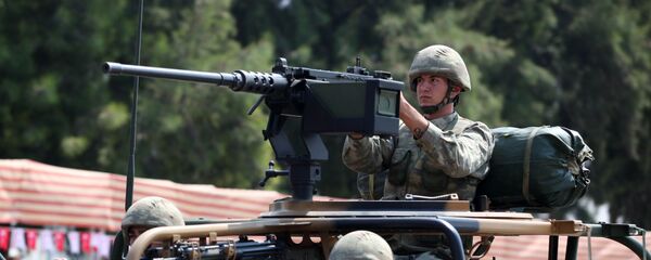 Militares turcos durante un desfile militar en Nicosia - Sputnik Mundo