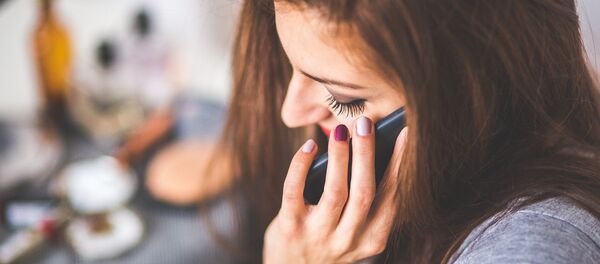 Una chica habla por teléfono - Sputnik Mundo