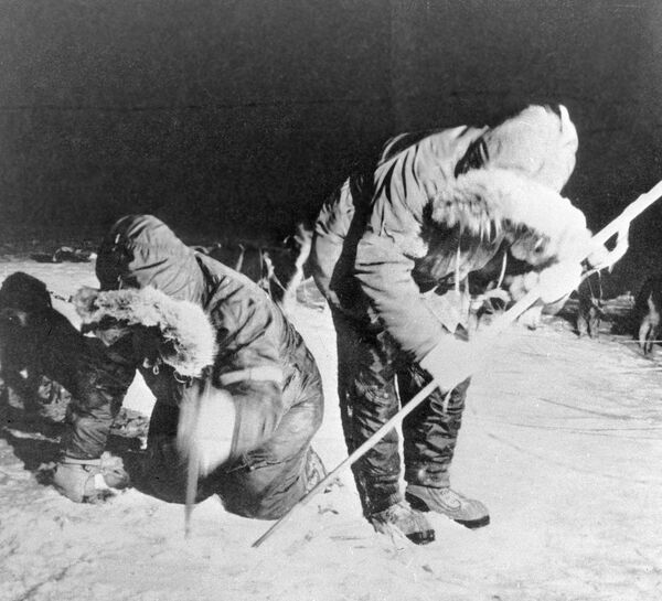 Especialistas americanos recogen hielo radioactivo - Sputnik Mundo