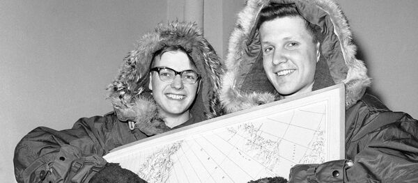 Boy Scouts, Soren Gregersen, 18, left, of Korsor, Denmark, and Kent L. Goering, 18, of Neodesha, Kansas, pose with a map of Greenland at press conference in New York, April 6, 196 Boy Scouts, Soren Gregersen, 18, left, of Korsor, Denmark, and Kent L. Goering, 18, of Neodesha, Kansas, pose with a map of Greenland at press conference in New York, April 6, 196 - Sputnik Mundo