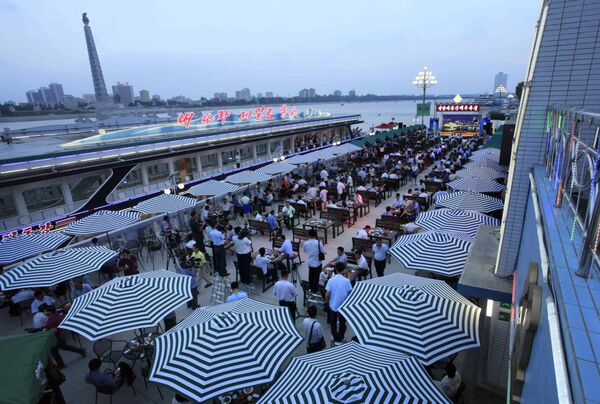 North Koreans gather along the Taedong River where a beer festival was organized in Pyongyang, North Korea - Sputnik Mundo