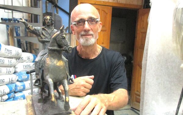 Vladímir Súrovtsev muestra la maqueta del monumento a José Martí Vladímir Súrovtsev muestra la maqueta del monumento a José Martí - Sputnik Mundo