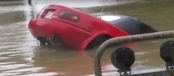 Increíble rescate 'in extremis' durante una inundación en Luisiana - Sputnik Mundo