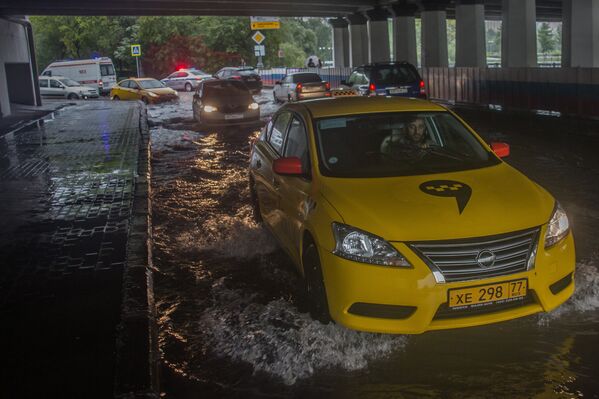 Las imágenes más espectaculares del 'diluvio' en Moscú Las imágenes más espectaculares del 'diluvio' en Moscú - Sputnik Mundo