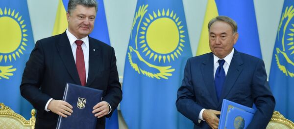 Presidente ucraniano, Petró Poroshenko, y presidente kazajo, Nursultán Nazarbáev (archivo) - Sputnik Mundo