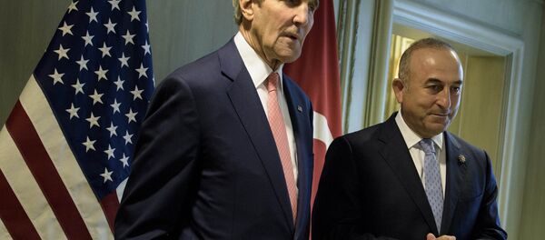 Ministro turco de Exteriores, Mevlut Cavusoglu, y el secretario de Estado de EEUU, John Kerry - Sputnik Mundo