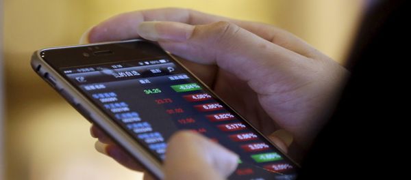 Un hombre usa un celular - Sputnik Mundo