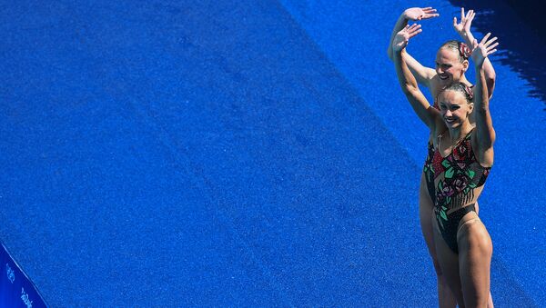 Natalia Ishchenko y Svetlana Romashina, medallistas de oro en dueto femenino de natación sincronizada - Sputnik Mundo