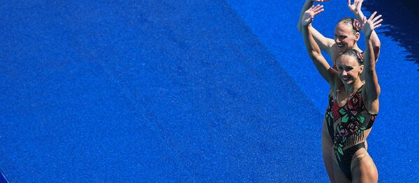 Natalia Ishchenko y Svetlana Romashina, medallistas de oro en dueto femenino de natación sincronizada - Sputnik Mundo