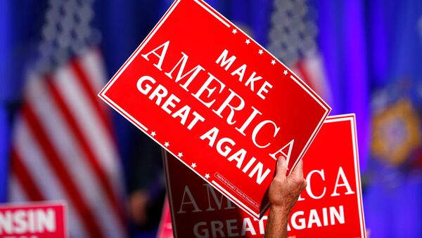 Un cartel que dice 'Hacer otra vez grande a América' - Sputnik Mundo