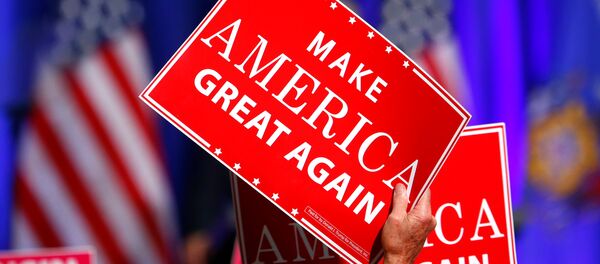 Un cartel que dice 'Hacer otra vez grande a América' - Sputnik Mundo