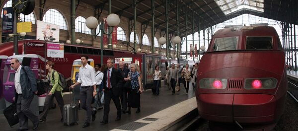 Los pasajeros salen de tren en Francia - Sputnik Mundo