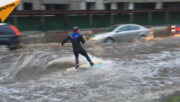 Al mal tiempo, buena cara: los moscovitas se divierten después de las lluvias torrenciales - Sputnik Mundo
