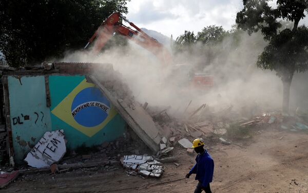 Una casa demolida en Vila Autódromo Una casa demolida en Vila Autódromo - Sputnik Mundo