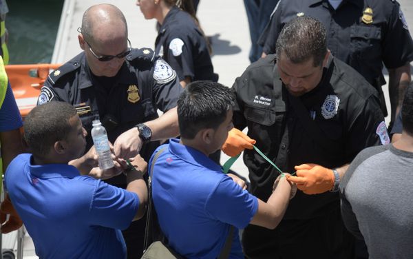 Evacuación del ferry 'Caribbean Fantasy' incendiado - Sputnik Mundo