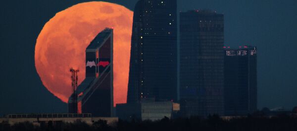 Полнолуние над Московским международным деловым центром Москва-Сити - Sputnik Mundo