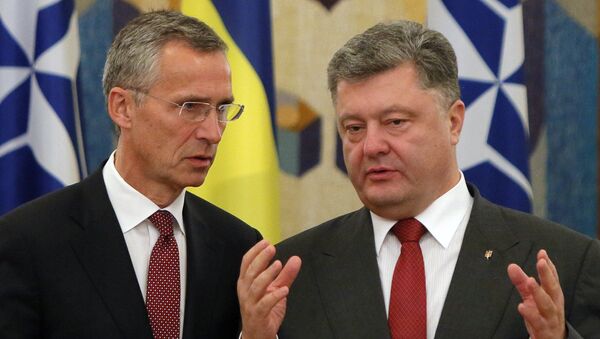 Secretario general de la OTAN, Jens Stoltenberg y presidente de Ucrania, Petró Poroshenko (archivo) - Sputnik Mundo