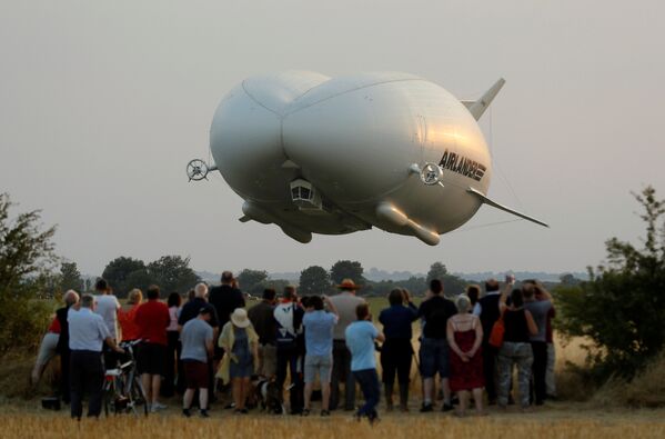 El primer vuelo de la aeronave más grande del mundo - Sputnik Mundo