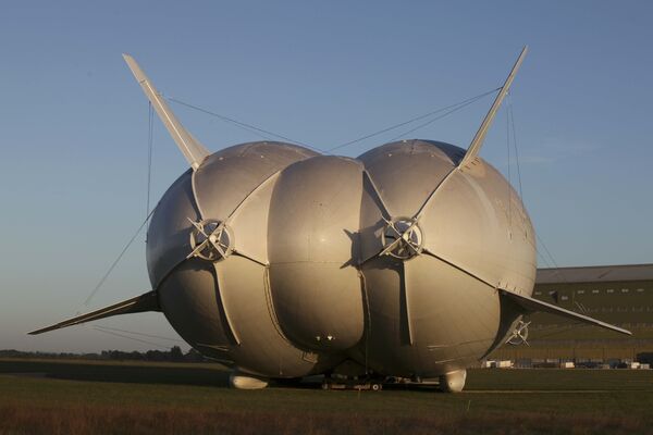 El primer vuelo de la aeronave más grande del mundo - Sputnik Mundo